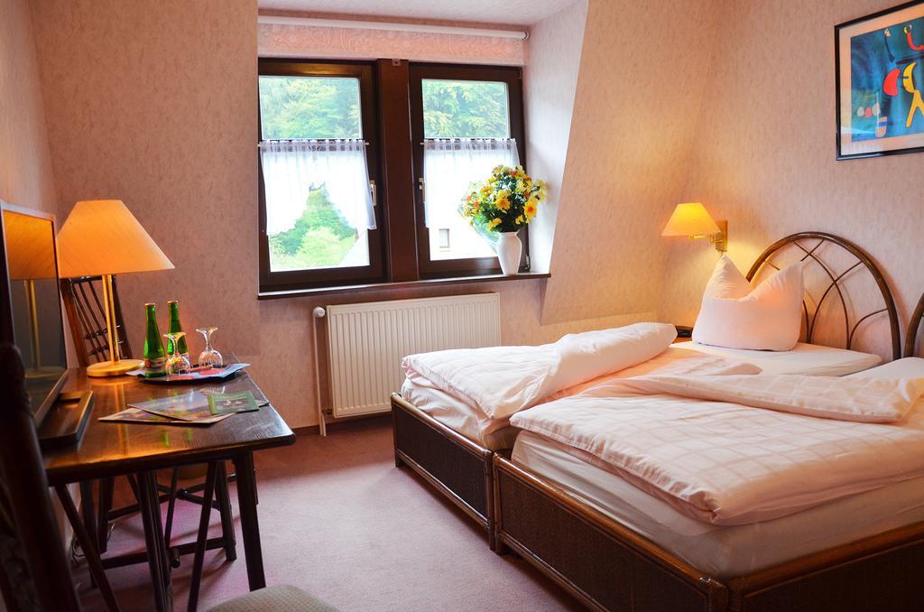 Zur Hallenburg Inn